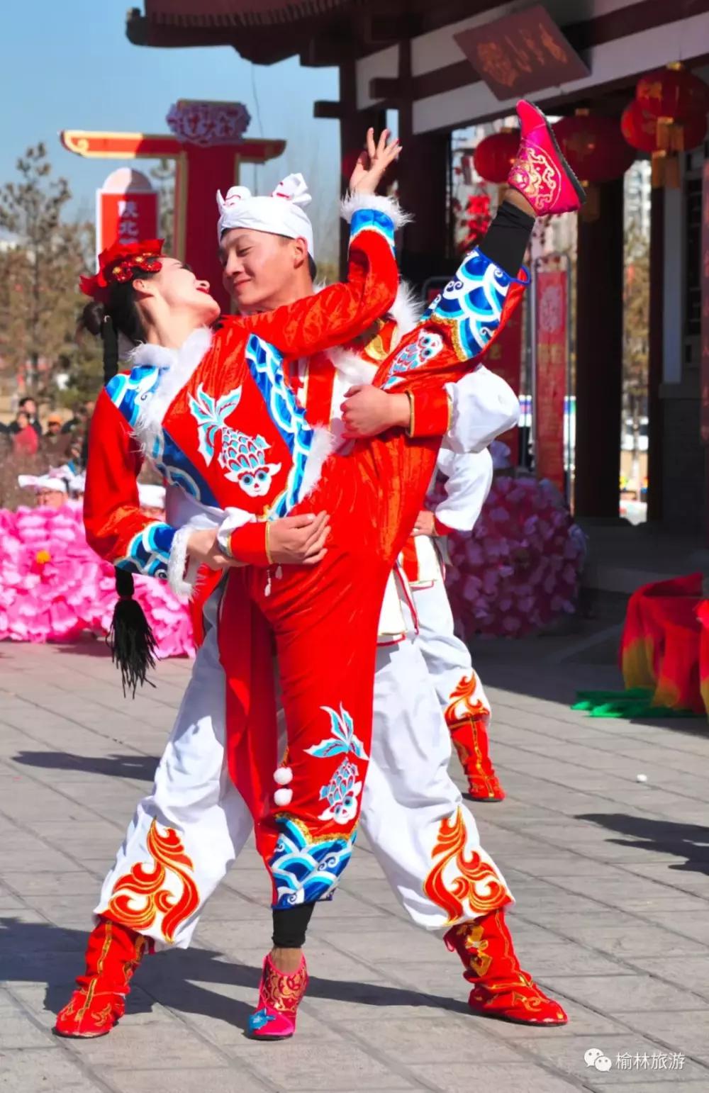 扭着十字步来了, 俊郎帅气的后生们头扎白羊肚子手巾, 手舞粉色花
