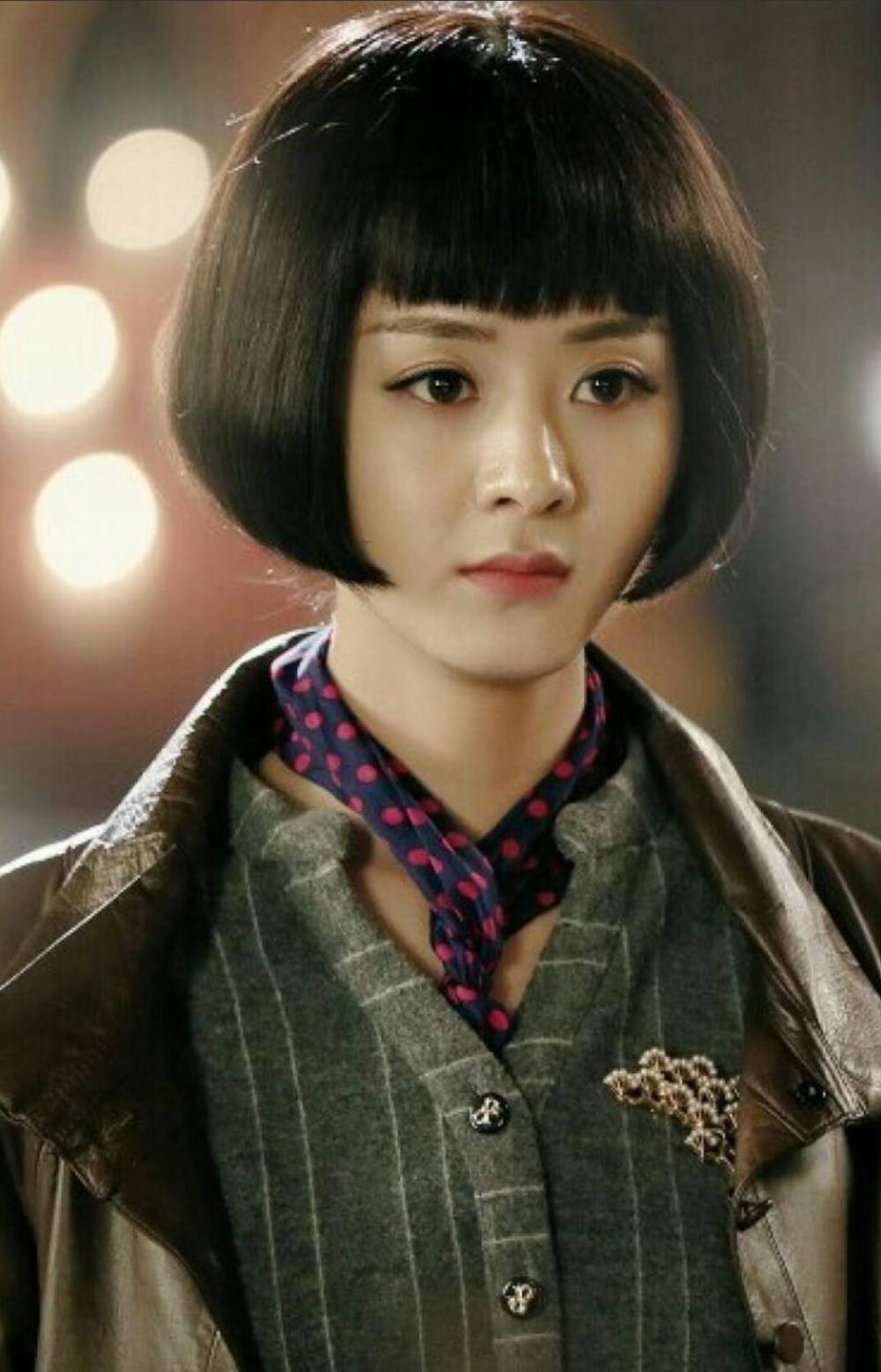 盘点女星谍战剧造型周冬雨风衣是标配刘诗诗依然优雅