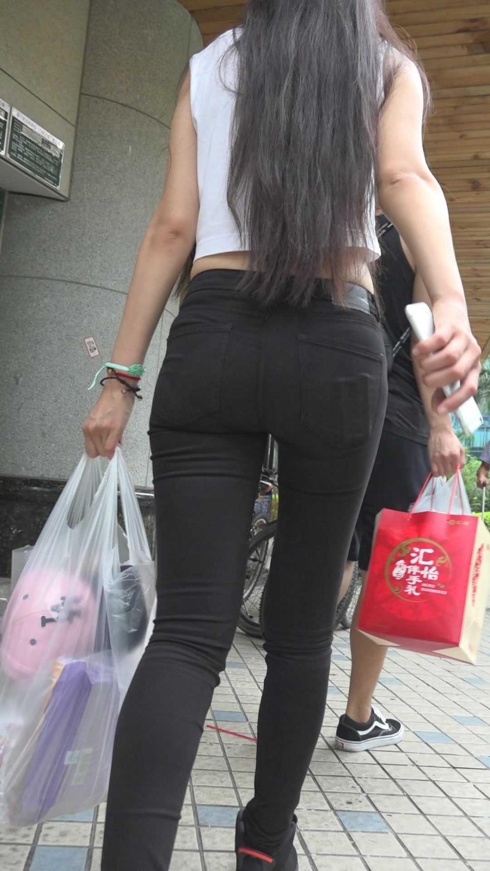 街拍: 穿紧身裤露肚皮的美女, 穿这么大方要被骂了!