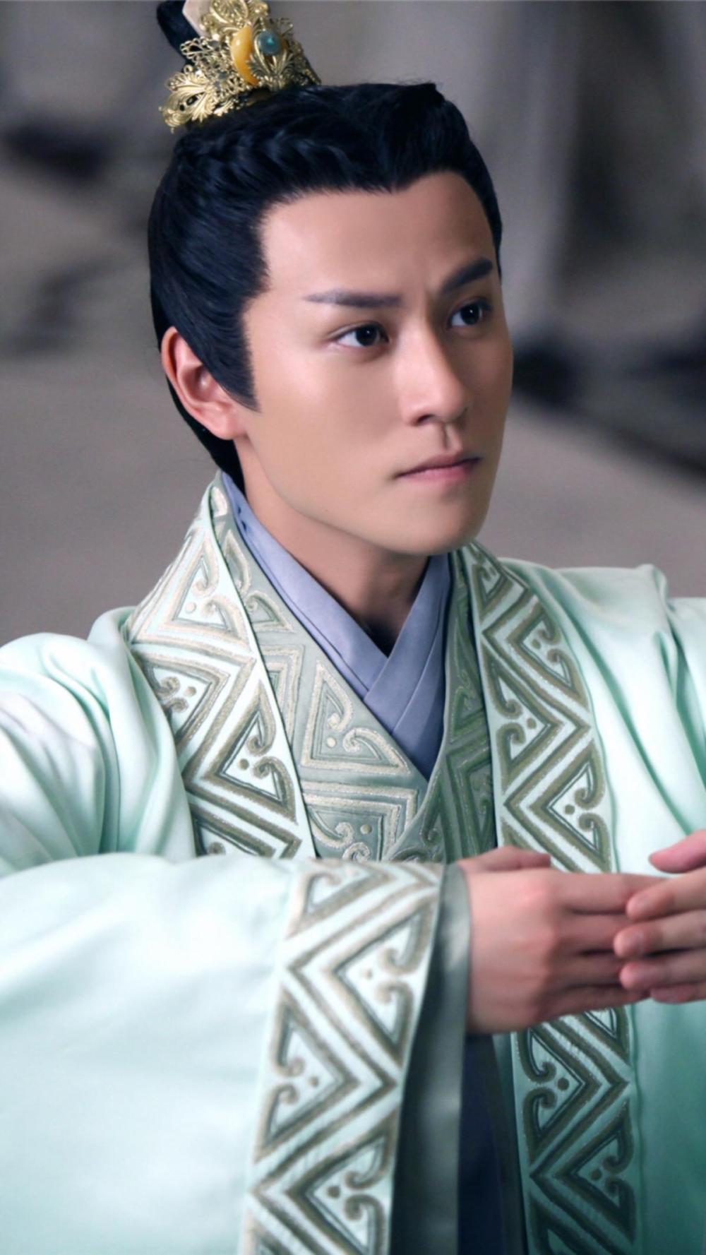 秦俊杰晒妖娆女装, 网友吐槽比女朋友杨紫还要有女人味