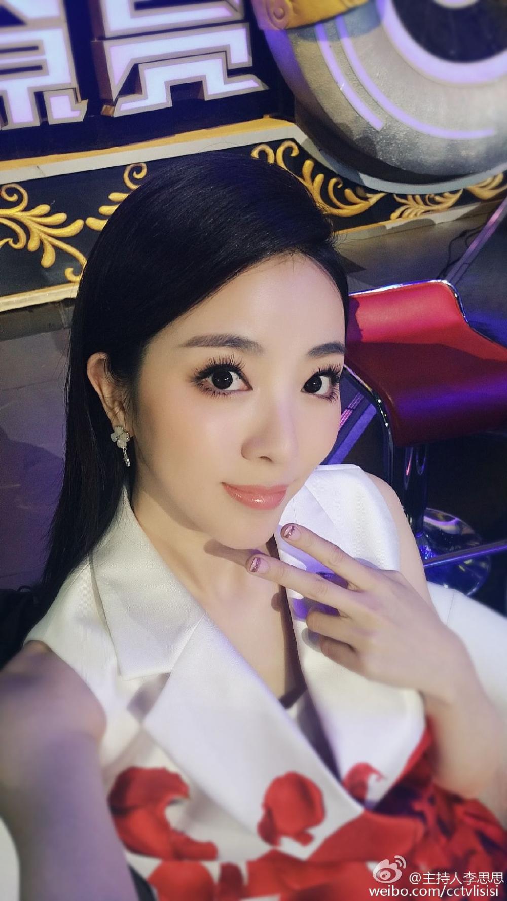 李思思在2000年的时候受到张艺谋的邀请参加电影《幸福时光》女主的