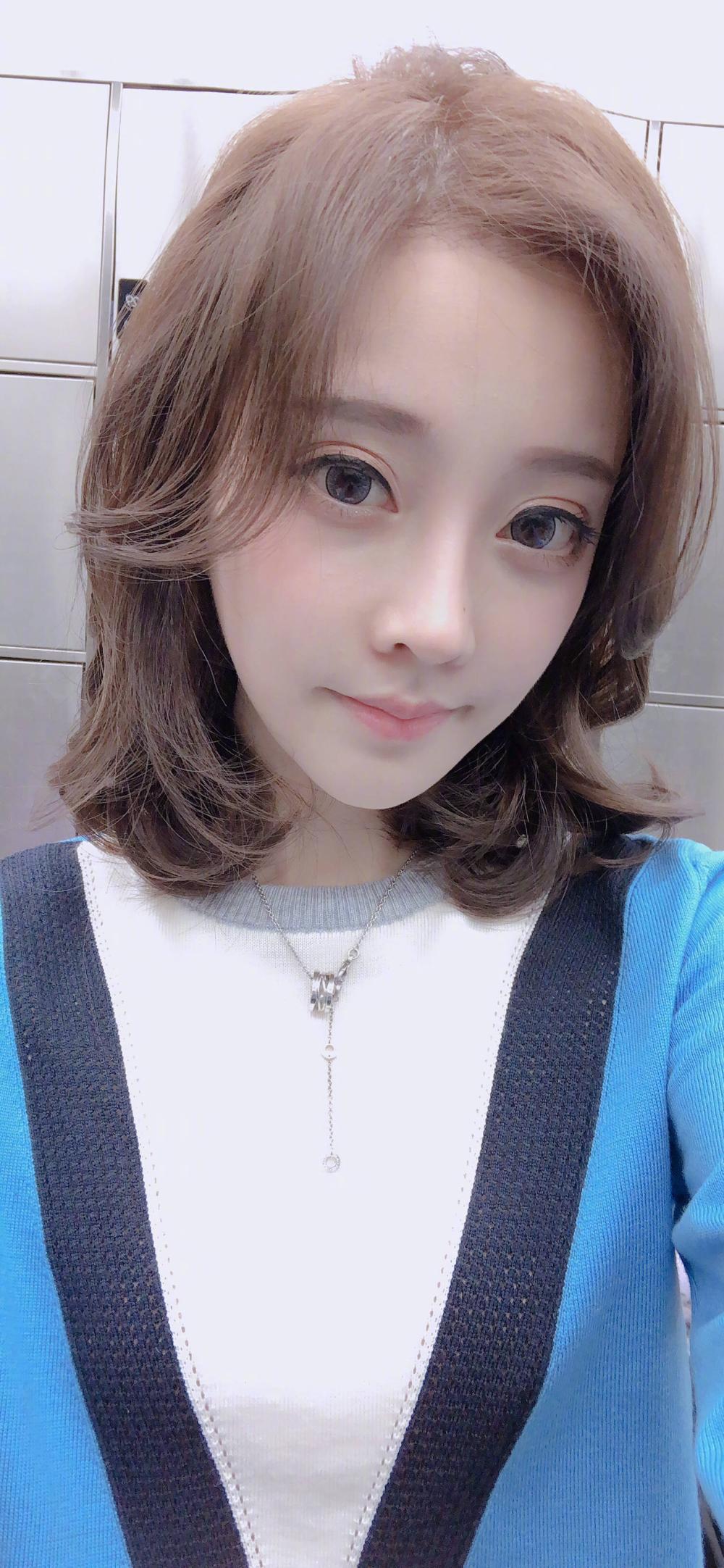 冯提莫新发色冯提莫自拍冯提莫染了新发色之后,粉丝