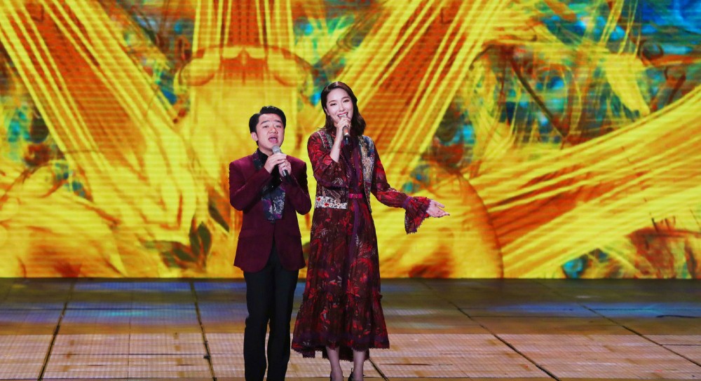 反差萌夫妇王祖蓝李亚男同台深情对唱,甜蜜比心撒狗粮,好幸福