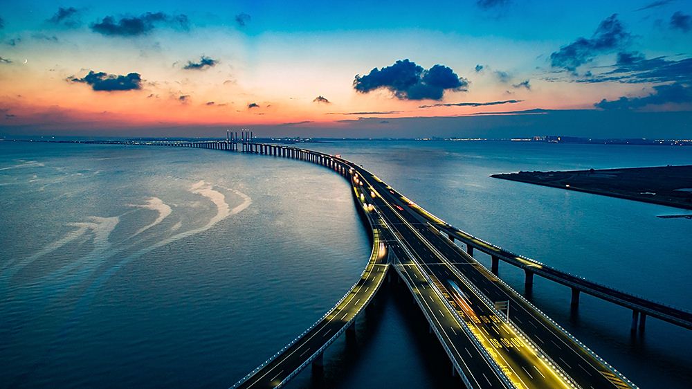 青岛海湾大桥又称胶州湾跨海大桥,位于山东省青岛市,是我国自行设计