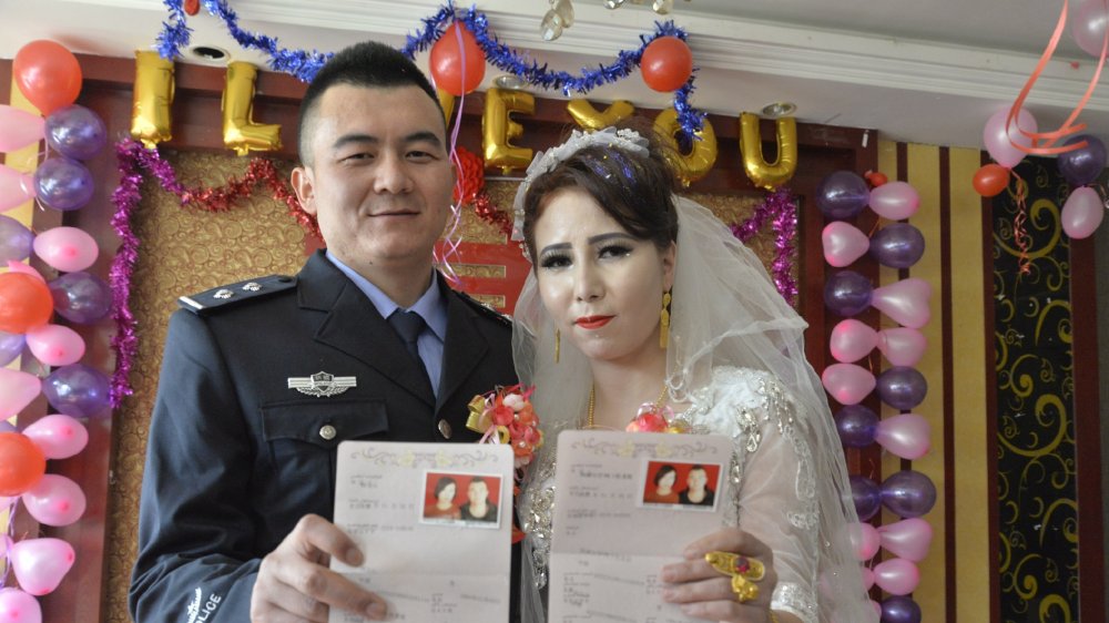 党旗下的婚礼 | 汉族民警和维吾尔族姑娘别样的婚礼|婚礼|维吾尔族|汉族|新郎|策勒县_新浪新闻
