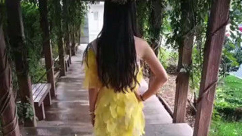 Miss Dior 礼服系列,每一朵花朵都是纯手工制作