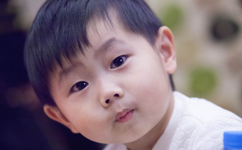 潘阳带儿子看潘长江春晚小品,5岁小石头被电视上姥爷逗得直乐!