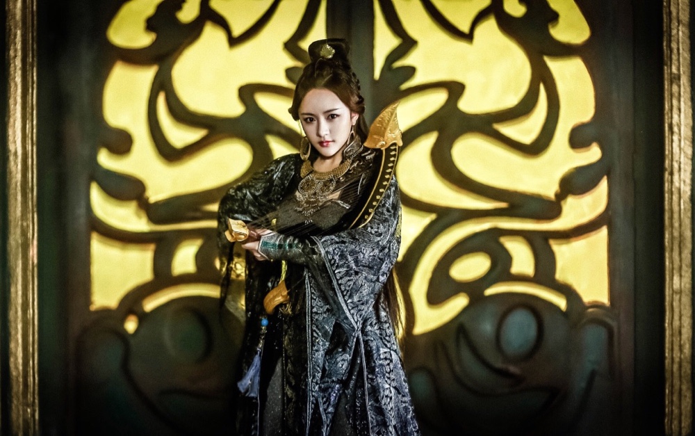 闫笑发布个人宣传片 笑容甜美美腿细直