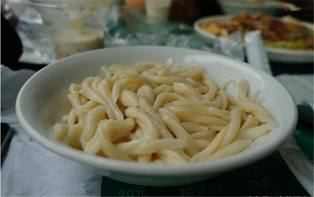 拨鱼子,其实就是面条,但是很香.久负盛名的新疆大盘鸡,看着就想吃!