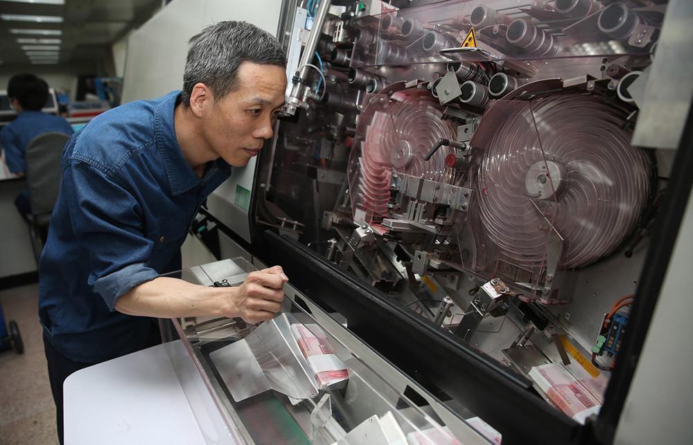 直击印钞厂的员工长年检钞验钞手指指纹被磨光