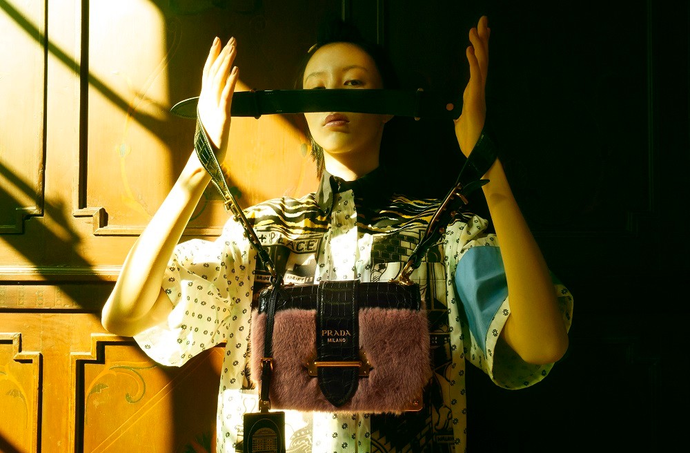 王悦伊登《时尚芭莎》 复古魅惑梦游时空_新浪看点