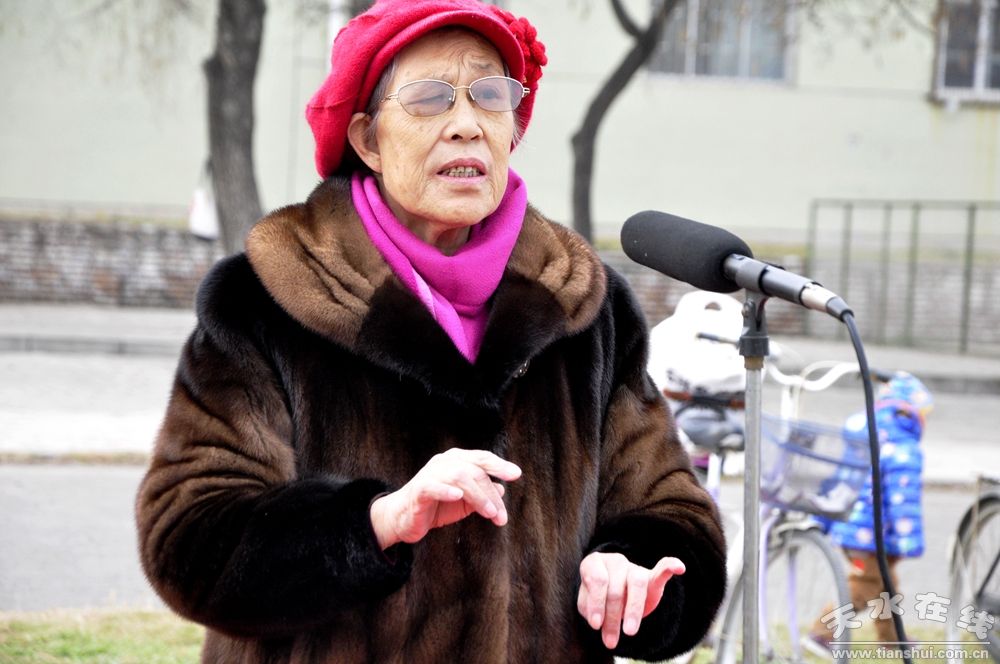 秦腔老艺人献艺体育场