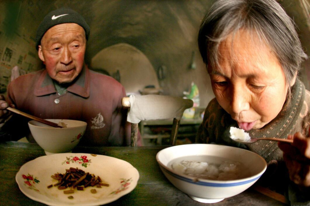 社会生活农村老人和城市老人的晚年生活对比照心疼