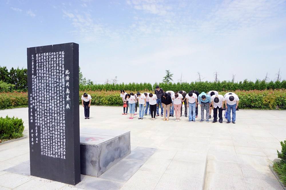 实拍沈浩墓,位于生前工作的小岗村,8年来瞻仰学习的人络绎不绝