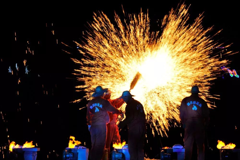 千年绝技"打铁花",不一样的烟火在新疆