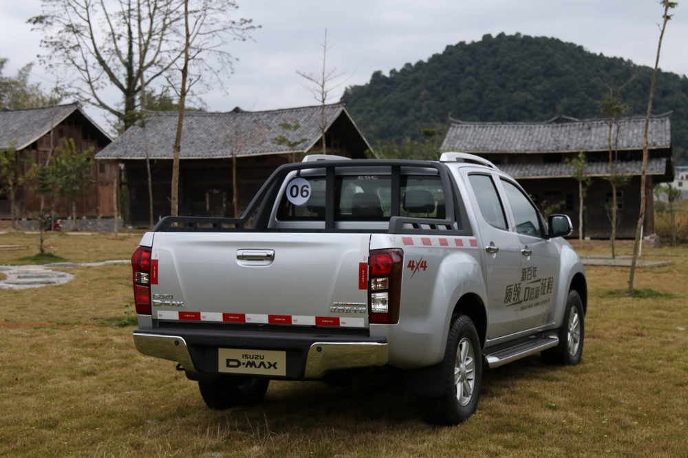 这台皮卡好玩还不贵 试3.0t五十铃d-max