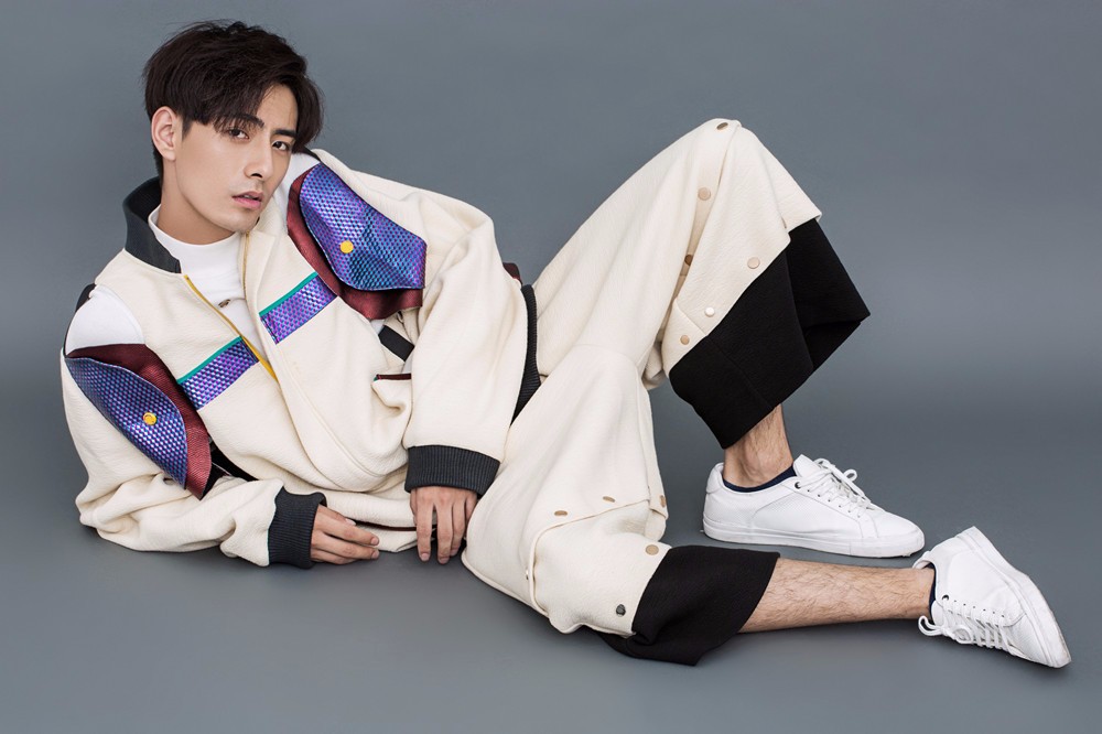 李豪时尚大片慵懒帅气 深邃眼神透一丝忧郁