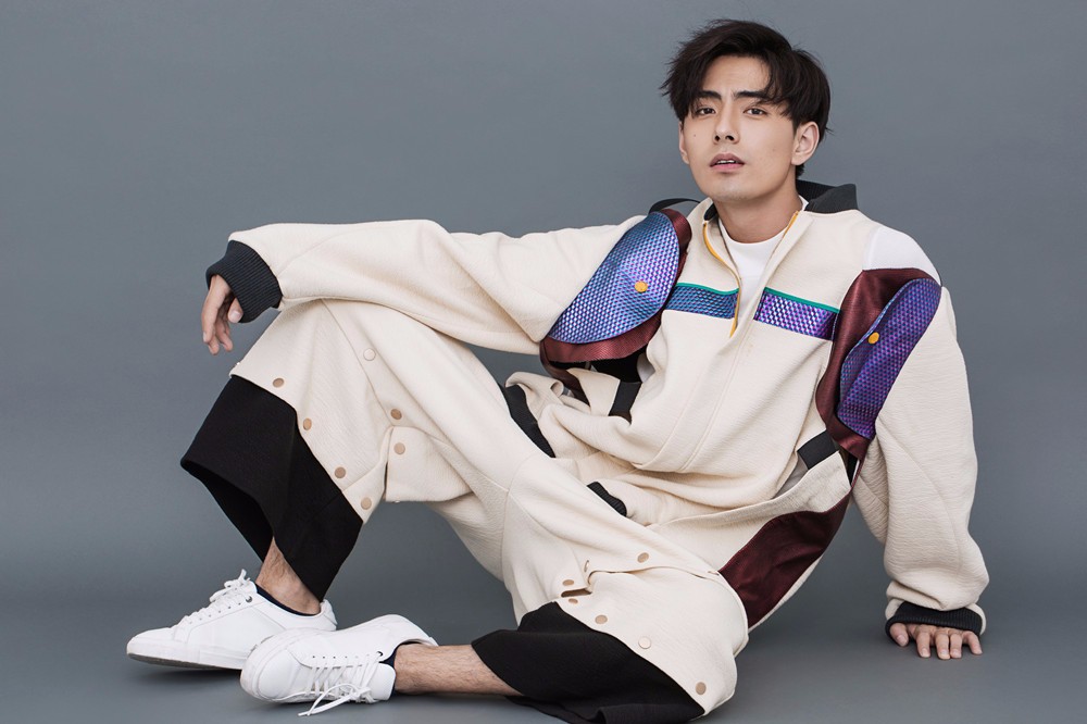 李豪时尚大片慵懒帅气 深邃眼神透一丝忧郁