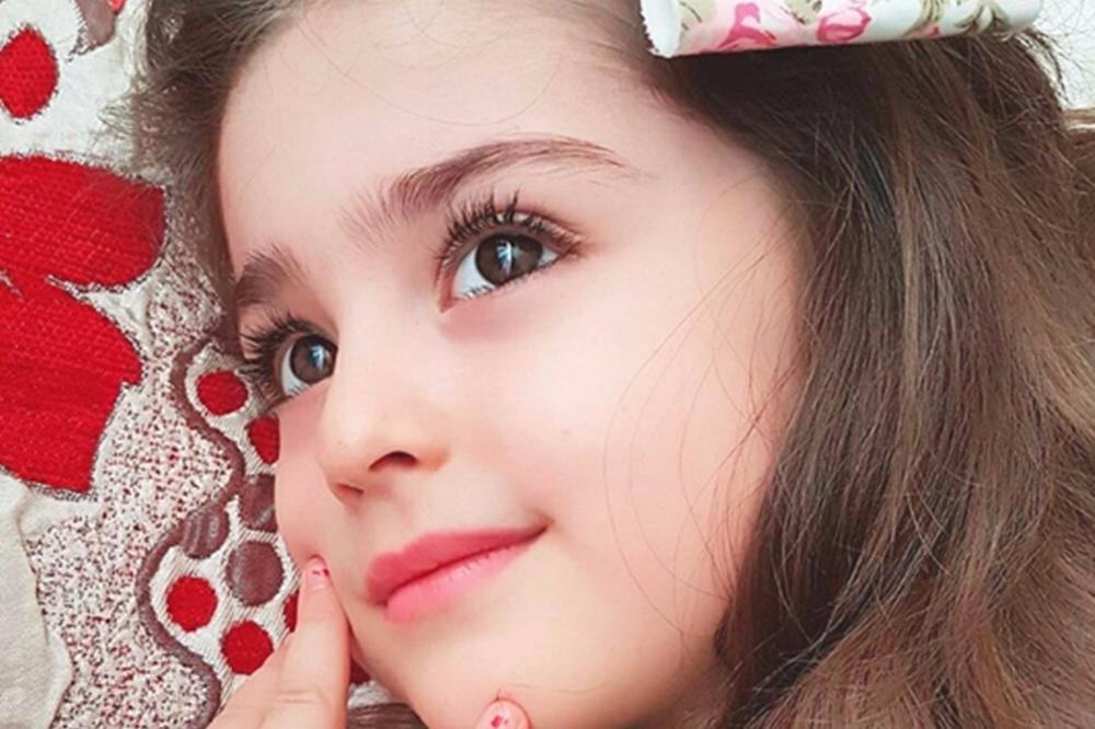 美到走在街上都有粉丝送礼物她是被称为全球最美女童的4岁女孩