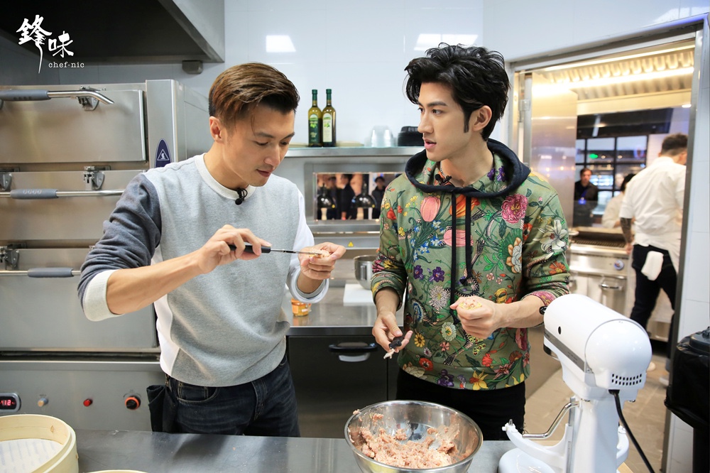 谢霆锋傅园慧李治廷上海嗨玩 《锋味》上演锋