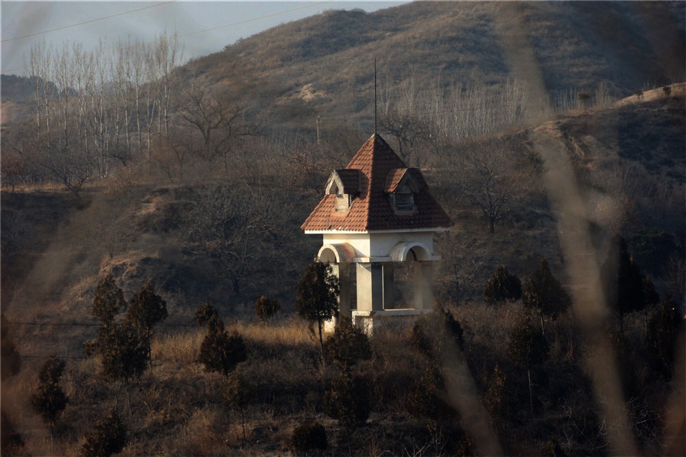 豪华别墅一夜间人去楼空,如今阴森恐怖不敢靠近