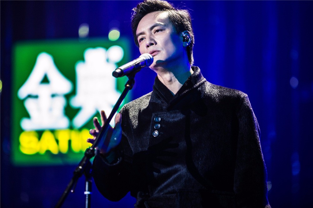 李泉《歌手》"睡袍"登台自黑太热 音乐玩家秀陶笛"必杀技"