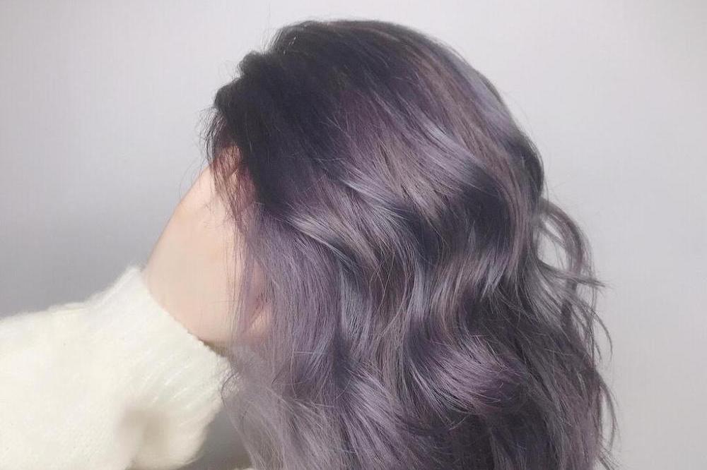烟熏的雾面紫灰色,让发色变得柔软唯美,搭配上及肩的卷度,好好看朦胧