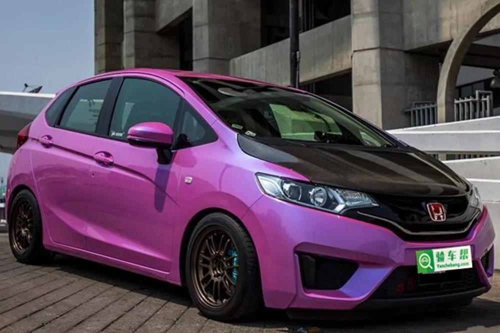 本田飞度是一款全球卖座的小型车,其前两代车型已经累计了超过500万辆