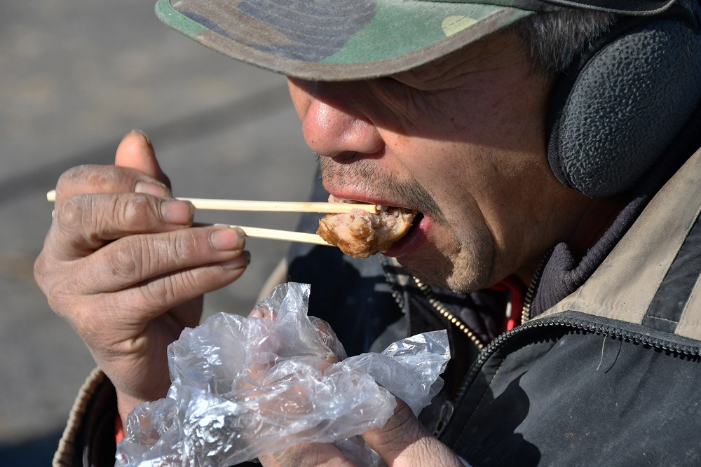 午餐是在工地附近村庄的小饭店里买的,有红烧肉,猪肺炒辣椒,炒花菜,肉