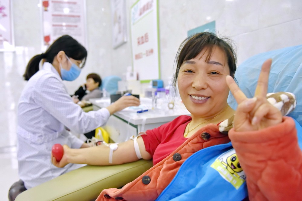 血库告急 志愿者撸起袖子走进献血车_新浪看点