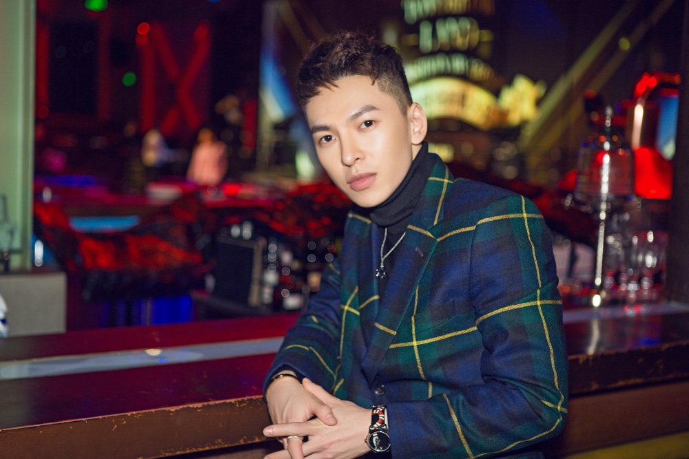 蒋雪鸣出席芭莎盛典  从容帅气不做badboy