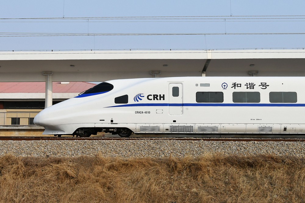 图为一列crh2a-4010和谐号动车组列车驶过龙烟铁路烟台西站.