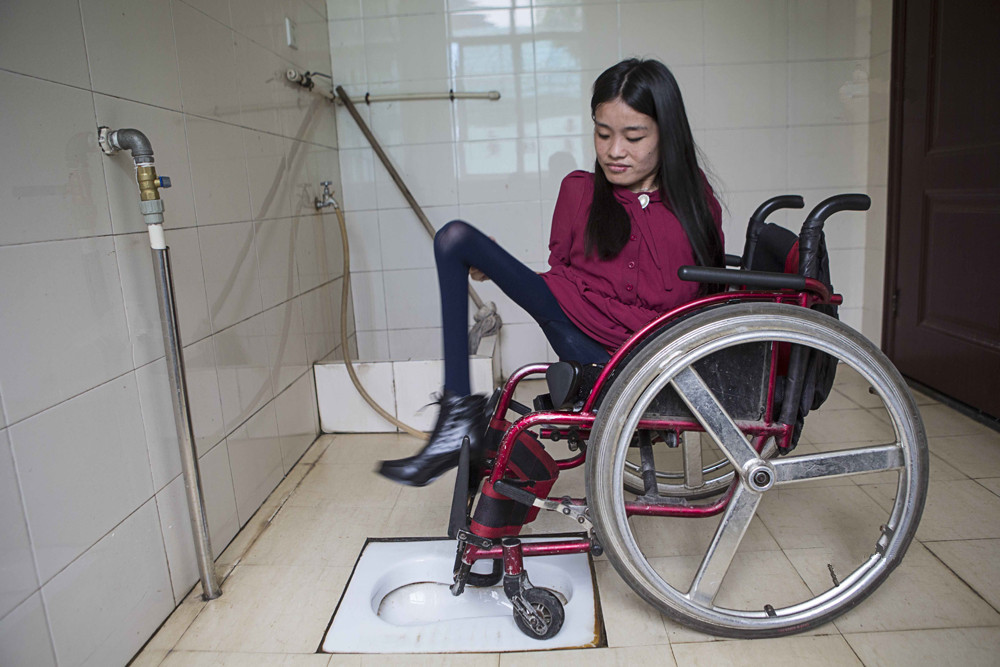 一对姐妹分别被中美两个家庭领养,15年后两人的命运天差地别