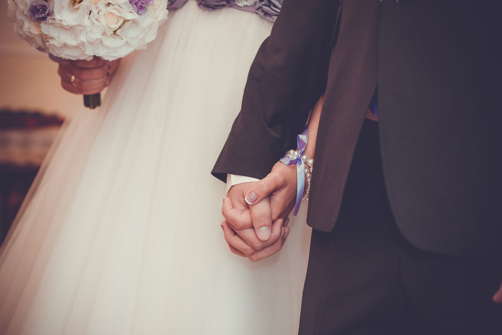 小17岁的娇妻跟闺蜜出去玩,趁她洗澡我甩她三耳光