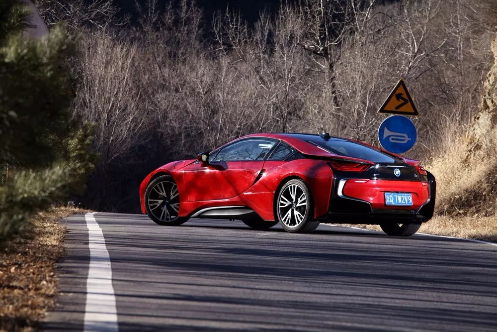 红的耀眼,这款拉风的宝马i8质子红特别版有颗澎湃的"环保芯"