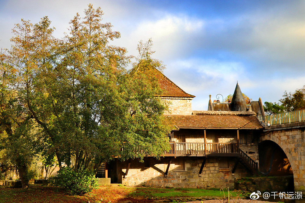 漫步在法国莫雷小镇的石板上,一步百年