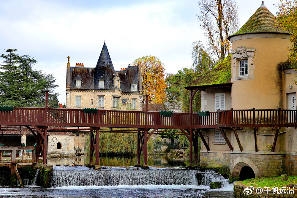 漫步在法国莫雷小镇的石板上,一步百年