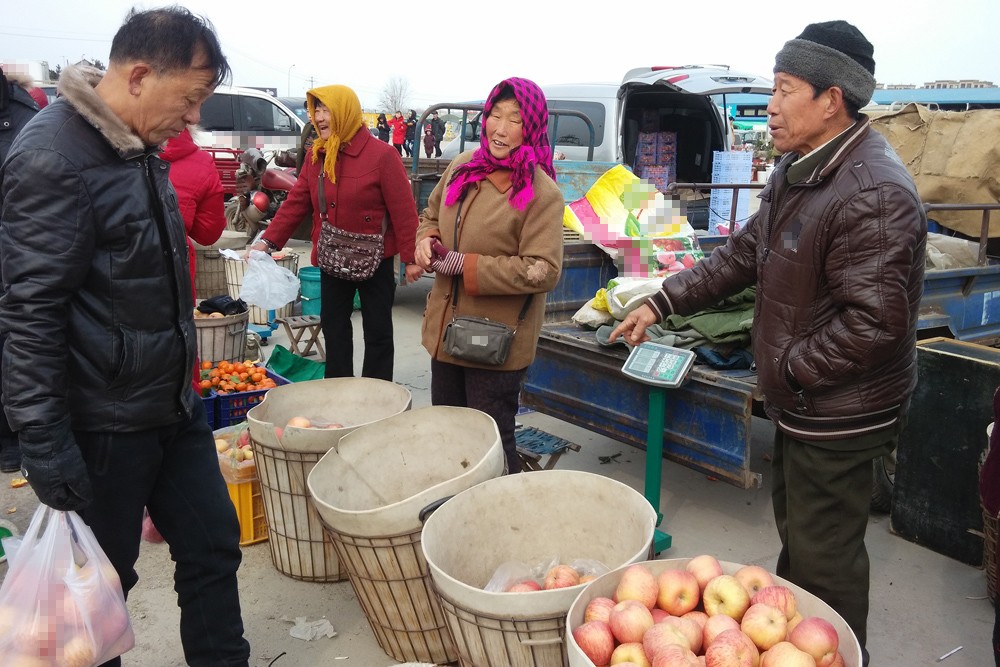 农民夫妻赶集卖苹果曾4次被忽悠,简单一个妙招再也没让坏人得逞