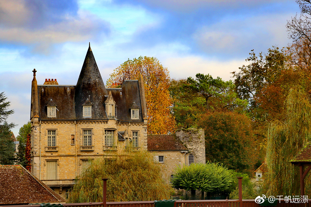 漫步在法国莫雷小镇的石板上,一步百年
