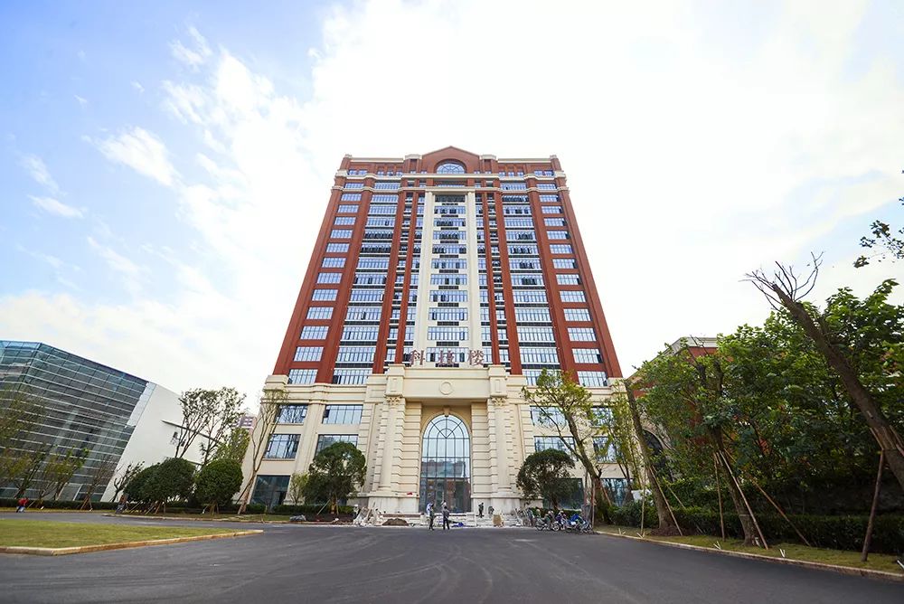 房地产学院位于重庆大学城,占地903亩,在校生近8000人,教职员工500余