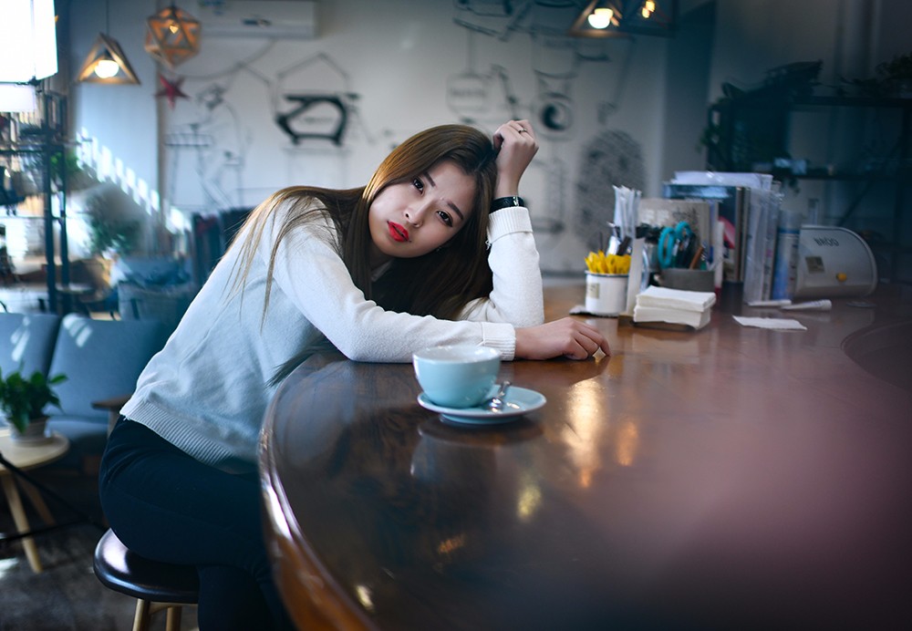 咖啡厅里拍人像