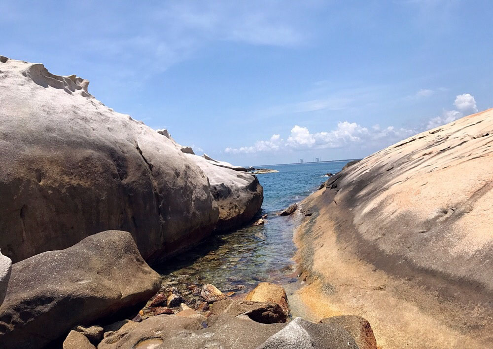 海南石头公园:万年巨石一动不动 17级台风也拿它没辙