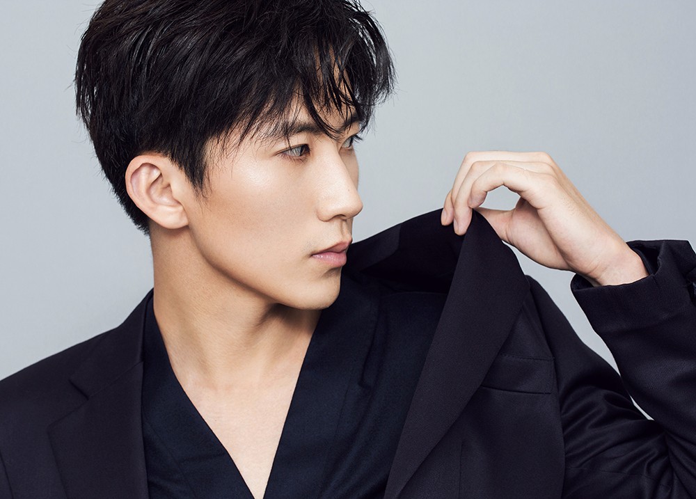 "少原君"袁野帅气俊朗 黑色西装增添成熟魅力