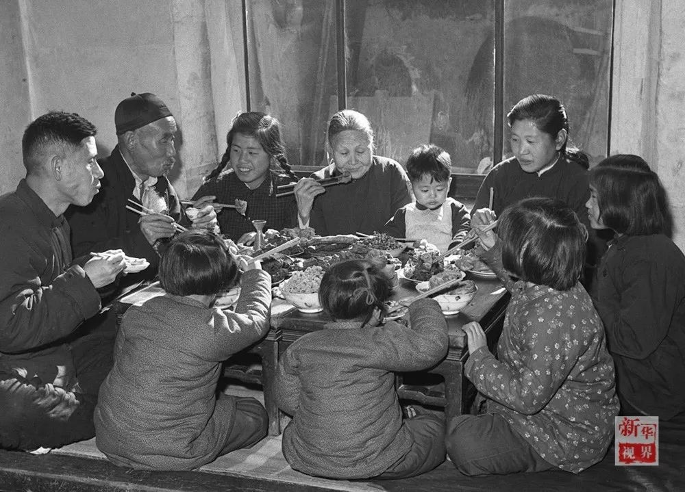 "贴春联,包饺子吃上一顿团圆饭热热闹闹过大年