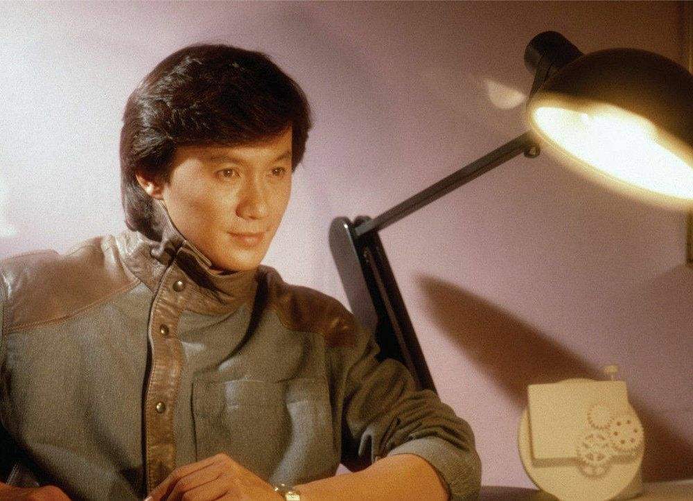 他曾经火过歌神许冠杰,却因为车祸住进了老人院,生活不能自理!