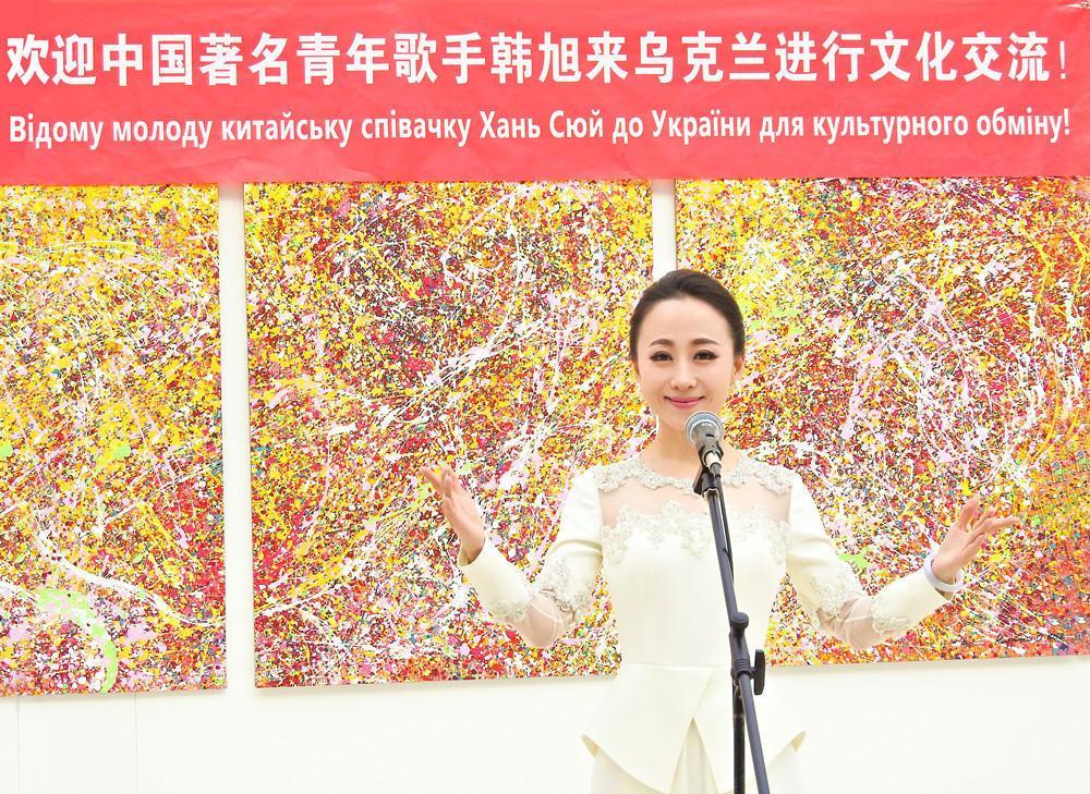 我国青年歌唱家韩旭为乌克兰首任总统现场演唱最美中国红