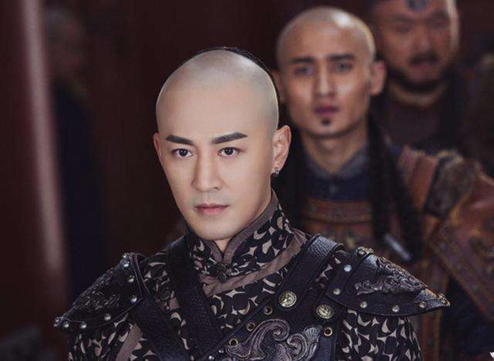 她十二岁出嫁, 是努尔哈赤最宠爱的大妃, 曾与继子代善传过绯闻