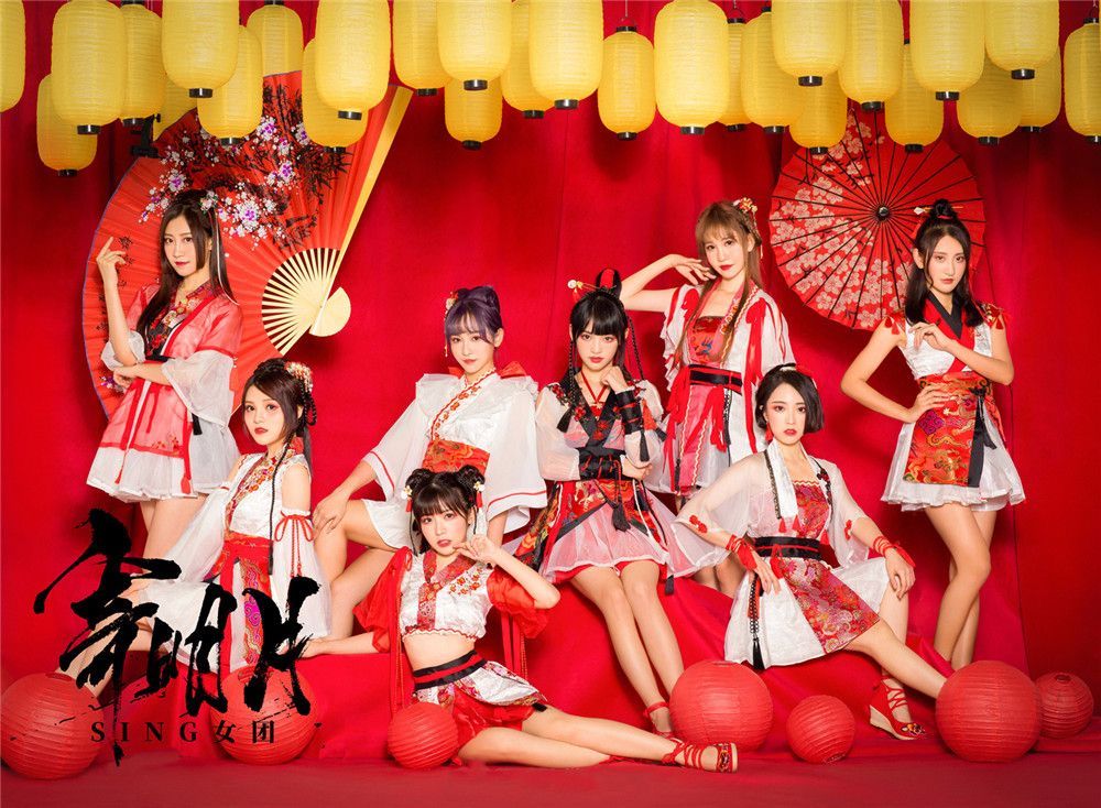 神曲《寄明月》被"抖"出新花样 sing女团接力玩坏扇子舞