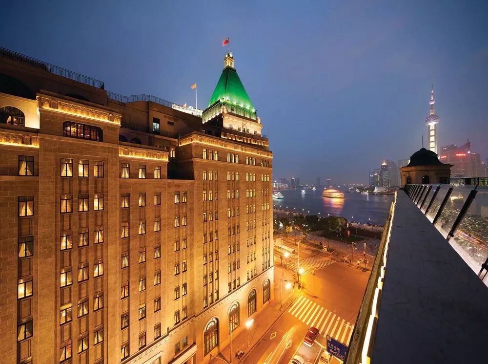 或者,在9楼的餐厅华懋阁,坐看上海滩风云,感受上世纪奢华酒店的绝代