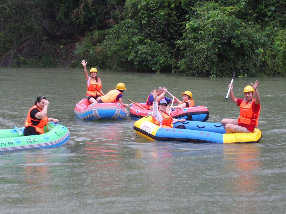 石内河漂流是在群峦叠翠,蓝天绿水中有惊无险进行,用你的激情撞击浪花